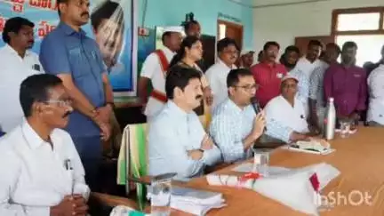 భద్రాచలం: వాజేడు రైతు వేదిక నందు ఇందిర మంజూరు పత్రాల పంపిణీ చేసిన ఎమ్మెల్యే డాక్టర్ తెల్లం వెంకట్రావు