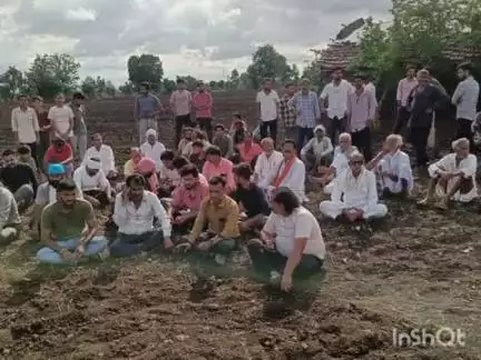 देवास नगर: इंदौर-बुधनी रेलवे लाइन के लिए मालजीपुरा में भूमि अधिग्रहण करने पहुंचा प्रशासन, विरोध के बाद रुकी कार्रवाई