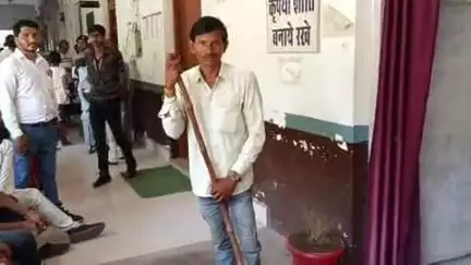 दतिया नगर: पड़ोसियों के आतंक से परेशान दिव्यांग दंपति पहुंचे एसपी कार्यालय, सुरक्षा के लिए लगाई गुहार