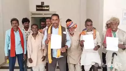 गुना नगर: नगर निगम में शामिल होने से ग्राम पंचायत गडला गिर्द के लोगों का इनकार, कलेक्टर को सौंपा ज्ञापन