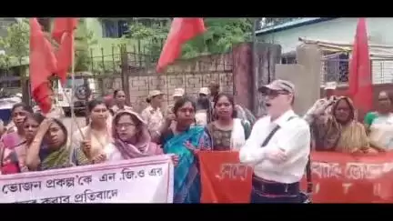শিলচর: মধ্যাহ্নভোজন প্রকল্পকে বেসরকারীদের হাতে তুলে না দেওয়ার দাবিতে শিলচরে সারা আসাম মধ্যাহ্নভোজন কর্মচারী ইউনিয়নের বিক্ষোভ