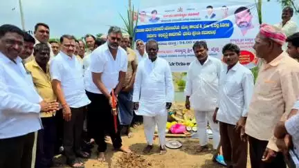 ಸವದತ್ತಿ: ಹರ್ಲಾಪೂರ ಗ್ರಾಮದ ಬಳಿ ಕಾಲುವೆ ಸಿಡಿಗಳ ನಿರ್ಮಾಣ ಕಾಮಗಾರಿಗೆ ಶಾಸಕ ವಿಶ್ವಾಸ ವೈದ್ಯ ಚಾಲನೆ