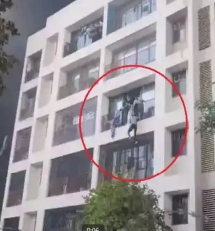 अहमदाबाद प्लेन क्रैश का नया वीडियो आया सामने, आग की लपटों के बीच बिल्डिंग से कूदते दिखे छात्र