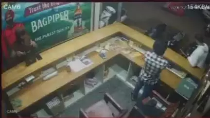 ಹಾಸನ: ಕೊಲೆ ಮಾಡಲು ಸಾತ್ ಕೊಡಲಿಲ್ಲ ಎಂಬ ಕಾರಣಕ್ಕೆ ಸ್ನೇಹಿತನಿಗೆ ಚಾಕು ಇರಿದ ಭೂಪ.! ದೇವರಾಯಪಟ್ಟಣದ ಬಾರ್ ಬಳಿ ಘಟನೆ