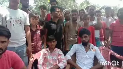 बंजरिया: मोहम्मदपुर के मृतक इरफान के परिजनों ने मंगलवार आरोपियों के न पकड़े जाने पर शव दफनाने से किया इनकार