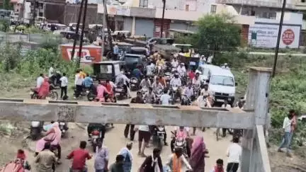 बीना: नए बस स्टैंड के पास स्थित अंडर ब्रिज में लगा जाम, वाहन चालक होते रहे परेशान
#jansamasya