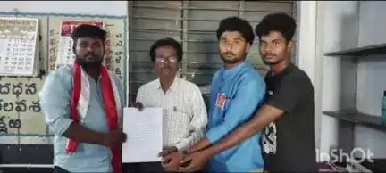 కొత్తగూడెం: పాల్వంచలో అధిక ఫీజులను వసూళ్ల చేస్తున్న పాఠశాలలపై చర్యలు తీసుకోవాలని MEO వినతి పత్రం అందజేసిన AISF నాయకులు