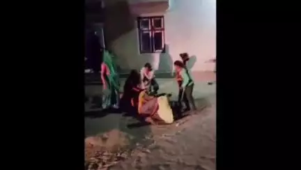रसड़ा: मुस्तफाबाद में बकरी भगाने को लेकर महिलाओं ने एक-दूसरे को सड़क पर पटककर पीटा, वीडियो हुआ वायरल, मां-बेटी समेत तीन जख्मी