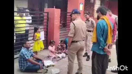 पीथमपुर: पीथमपुर में फ्लेक्सीटफ कंपनी के खिलाफ लेबर कॉन्ट्रैक्टर का परिवार सहित धरना, बकाया भुगतान का मामला