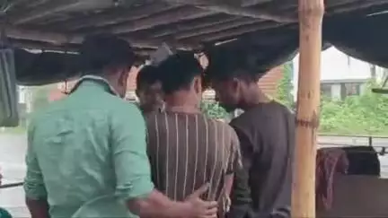 দেগঙ্গা: খাওয়ার সময় টেবিল থেকে থেকে মোবাইল ফোন নিয়ে চম্পট দিল এক দুষ্কৃতী