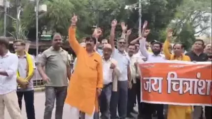 बरेली: भगवान चित्रगुप्त पर कथित अभद्र टिप्पणी को लेकर आक्रोशित कायस्थ समाज ने डीएम कार्यालय पहुंचकर दिया ज्ञापन