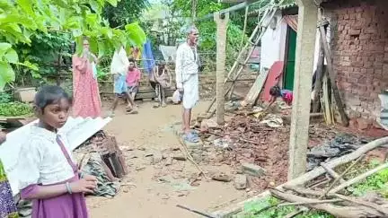 ଦେବଗଡ: ନୀଳବେର୍ଣ୍ଣି ସାହିରେ ଲଗାଣ ବର୍ଷା ଯୋଗୁଁ ଭାଙ୍ଗିଲା ଘର, ଡ୍ରେନ ସମସ୍ୟା ଅଭିଯୋଗ ଆଣିଲେ ସ୍ଥାନୀୟ ଲୋକ #jansamasya