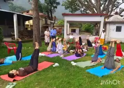 रुद्रप्रयाग: महाविद्यालय अगस्त्यमुनि की नमामि गंगे इकाई ने बनियाडी स्थित महादेव मंदिर परिसर में योग शिविर का आयोजन किया
