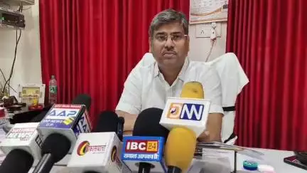 सदर तहसील के निबंधन कार्यालय में रजिस्टार बृजेश पाठक ने फर्जी बैनामा से बचने की दी जानकारी