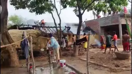 इकौना: रामपुर कटेल में गैस सिलेंडर में लीकेज से लगी आग, दो घरों में नकदी समेत गृहस्थी का सारा सामान जलकर राख