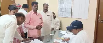 घोसी: तहसील सभागार में उपजिलाधिकारी आनंद कन्नौजिया ने जनसुनवाई में लोगों की समस्याएं सुनीं