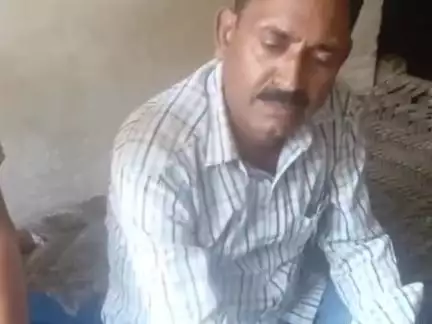 धनौरा: गजरौला के गांव अटारी मुरीदपुर में दो ठगी करने वाले लोगों को पकड़ा गया, पुलिस को सौंपा