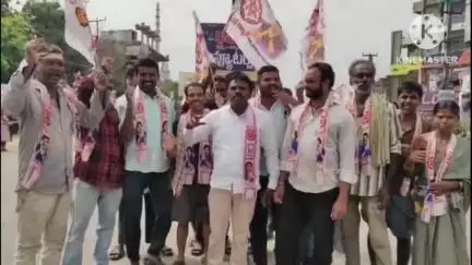 తొర్రూర్: అర్హులైన వారికి ఇందిరమ్మ ఇండ్లు కేటాయించాలని, తోరూర్ లో ఖమ్మం వరంగల్ హైవేపై ,జనసేన పార్టీ ఆధ్వర్యంలో ధర్నా