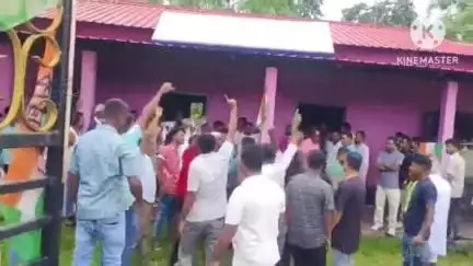 লক্ষীপুৰ: জলেশ্বৰৰ ৰাজমিতা ৰাজীৱ ভৱনত কংগ্ৰেছৰ দলীয় কৰ্মীৰ মাজত মাৰপিটৰ ঘটনা সংঘটিত হোৱাত এক উত্তপ্ত পৰিস্থিতিৰ সৃষ্টি হয়