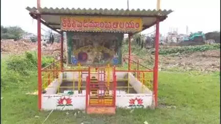 విశాఖపట్నం: జ్ఞానాపురం MSM కాలనీలో అభయ ఆంజనేయస్వామి ఆలయాన్ని తొలగించొద్దు అంటూ స్థానికులు, హిందూ సంఘాలు ఆందోళన