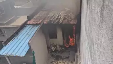 भुसावळ: अमन कॉलनीतील इमारतीच्या तीसऱ्या मजल्यावर लागली आग; संसारोपयोगी वस्तू जळून खाक