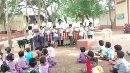 పత్తికొండ: పత్తికొండ నియోజకవర్గం లో ప్రభుత్వ పాఠశాలలో విద్యార్థులకు పాట పుస్తకాలు మరియు బ్యాగులు పంపిణీ