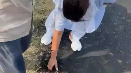 सहसवान: सहसवान डकारा रोड पर लोक निर्माण विभाग द्वारा डाली जा रही सड़क को पूर्व जिला पंचायत अध्यक्षा ने हाथों से खुर्चा