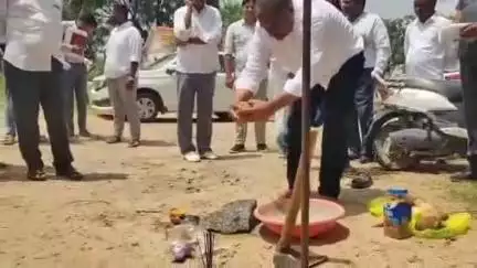 నిర్మల్: సోన్ మండలంలో పర్యటించి పలు అభివృద్ధి పనులతో పాటు ఇందిరమ్మ ఇండ్ల నిర్మాణ పనులకు శంకుస్థాపన చేసిన ఎమ్మెల్యే మహేశ్వర్ రెడ్డి