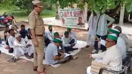 हाथरस: कलेक्ट्रेट में भारतीय किसान यूनियन हरपाल गुट के कार्यकर्ताओं ने मांगों को लेकर धरना दिया, SDM को सौंपा ज्ञापन