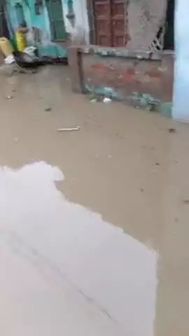 Agra Uttar Pradesh block saiya me bahut joron se barish hone ke Karan imali basti ke gharo me bhara pani
