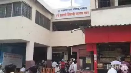 नांदगाव: मनमाड पालिकेच्या मुख्य प्रवेशद्वारा जवळ काँग्रेस पक्षाच्या वतीने धरणे आंदोलन
