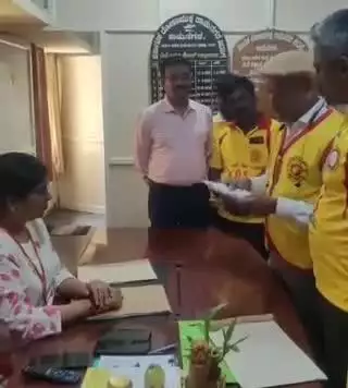ರಾಮನಗರ: ಪಟ್ಟಣದ ಲೋಕಾಯುಕ್ತ ಕಚೇರಿಯಲ್ಲಿ ಕೆ.ಆರ್.ಎಸ್ ಪಕ್ಷದ ವತಿಯಿಂದ ಮನವಿ