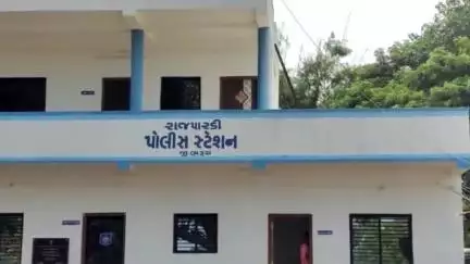 ઝઘડિયા: રાજપારડી ચાર રસ્તા પરથી ફોર વ્હિલ ગાડીમાં લઇ જવાતો ભારતીય બનાવટના વિદેશી દારૂનો જથ્થો ઝડપાયો.
