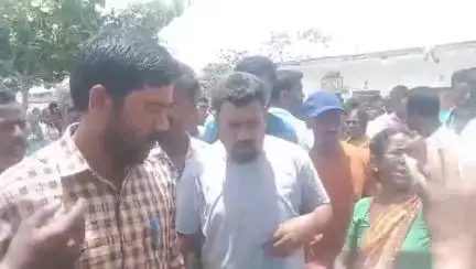 ముధోల్: భైంసా మండలం లోని చుచుంద్ గ్రామంలోని రేషన్ దుకాణం వద్ద మంగళవారం రేషన్ లబ్ధిదారులు ఆందోళన