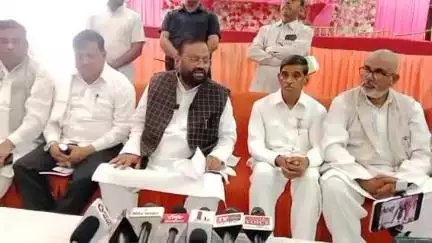 लखीमपुर: कृष्ण मैरिज हॉल में प्रेसवार्ता के दौरान स्वामी प्रसाद मौर्य ने भाजपा पर हमला किया, कहा- 'जो कभी चाय बेचता था, वह आज देश बेच रहा'