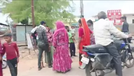 पन्ना: इंद्रपुरी कॉलोनी में बेलगाम कार की कट लगने से 2 बाइक और 1 स्कूटी टकराई, लोगों के बीच हुई बहस