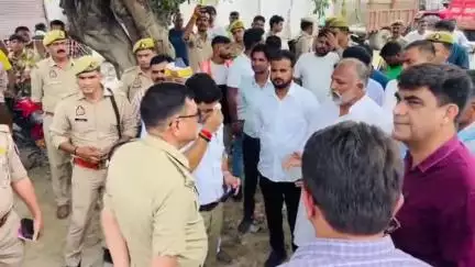 स्वार: नरपत नगर में मार्ग चौड़ीकरण के दौरान डीएम-एसपी ने अध्यक्ष खालिद अली से की चर्चा