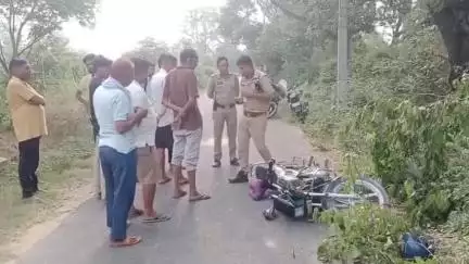 नौगावां सादात: नौगांवा फौलादपुर नहर के पास युवक की बाइक, जूते और हेलमेट मिले, पुलिस जांच में जुटी