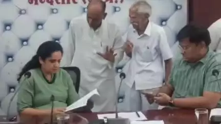 मंदसौर: कलेक्टर ने सुशासन भवन में जनसुनवाई कर 107 लोगों की समस्याएं सुनीं