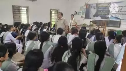 মন্দিরবাজার: কৃষ্ণপুর হাই স্কুলের মন্দির বাজার থানার পক্ষ থেকে বাল্যবিবাহ ও নারী পাচার রুখতে স্বয়ংসিদ্ধা অনুষ্ঠান করা হয়