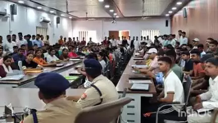 बांदा: पुलिस अधीक्षक बांदा पलाश बंसल ने प्रशिक्षण पर आए नवनियुक्त आरक्षियों को किया ब्रीफ