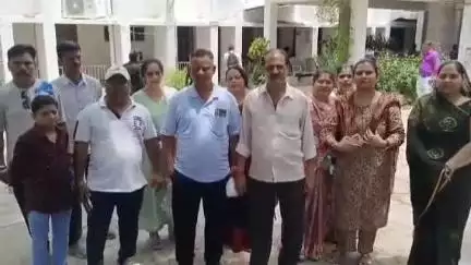 ललितपुर: शहर की विदुआ कॉलोनी में डाली गई पाइपलाइन के कारण मोहल्ले की सड़क पर कीचड़