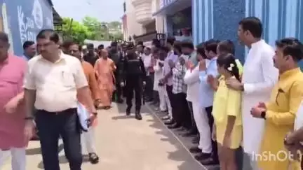 गोरखपुर: सीएम योगी ने दिवंगत महानगर अध्यक्ष देवेश श्रीवास्तव के अधियारीबाग स्थित आवास पर जाकर उन्हें श्रद्धांजलि दी