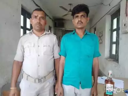 रजौली: चितरकोली स्थित समेकित जांच चौकी पर उत्पाद विभाग की टीम ने यात्री बस से एक बोतल शराब के साथ एक युवक को गिरफ्तार किया