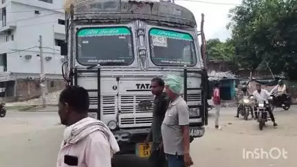 सासाराम: सासाराम के तकिया बाजार समिति गेट पर ट्रक ने एक महिला को मारी टक्कर, महिला हुई जख्मी