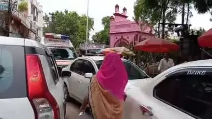 सीतापुर: महिला अस्पताल के पास घंटों लगा जाम, 30 मिनट तक जाम में फंसी रही एंबुलेंस, जिला अस्पताल से लखनऊ किया गया मरीज को रेफर