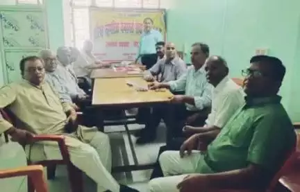 बांसी: कोषागार कार्यालय में वरिष्ठ नागरिक सेवा संस्थान की मासिक बैठक हुई, तमाम बिंदुओं पर विस्तार से चर्चा
