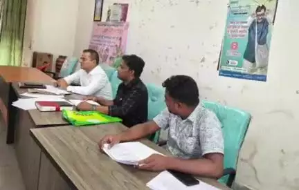 महेशपुर: बीडीओ ने राशन डीलरों के साथ बैठक की, पीले और गुलाबी राशन कार्डधारियों का ई-केवाईसी 30 जून तक पूरा करने का निर्देश दिया