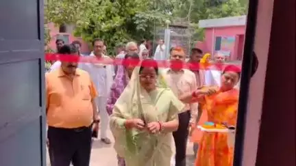 बैरिया: मधुबनी पंचायत भवन परिसर में ब्लॉक प्रमुख डॉक्टर मधु सिंह ने सीएससी और अन्नपूर्णा भवन का उद्घाटन किया