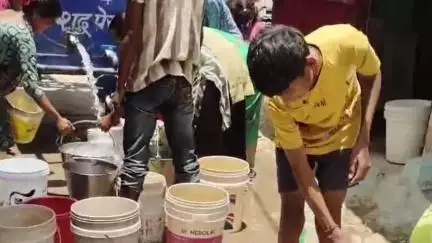 मधुबनी: मेयर अरुण राय के निर्देश पर नगर निगम क्षेत्र में जरूरतमंदों के बीच पानी का वितरण किया जा रहा है